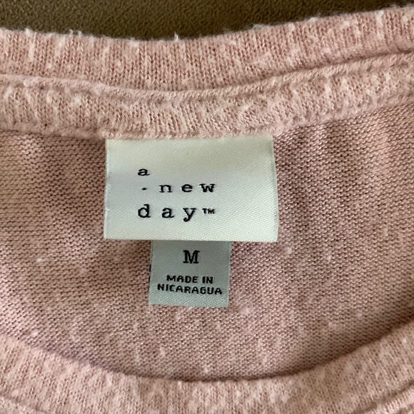 Light pink light weight sweater by a new day size m. Has piling - Picture 3 of 5